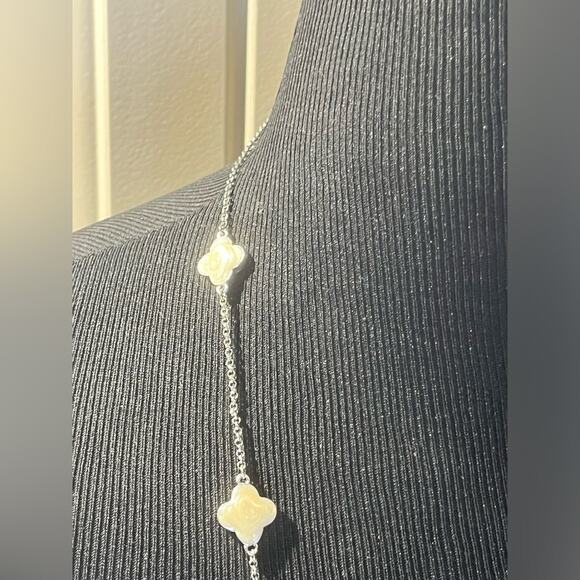 T & R silver tone and cream colored flower necklace - Picture 4 of 8